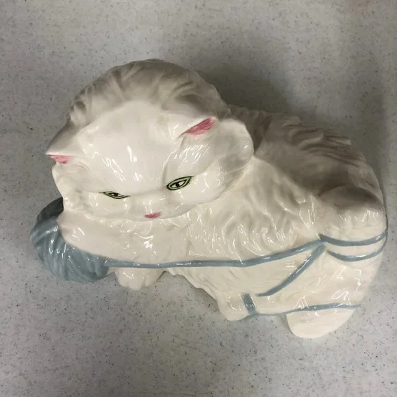 Big White Persian Kitty Cat Playing w/ Blue Yarn - Picture 10 of 11